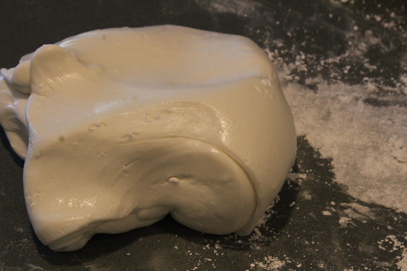 Make the fondant by placing the marshmallows in a large microwave-safe bowl with 2 tablespoons water