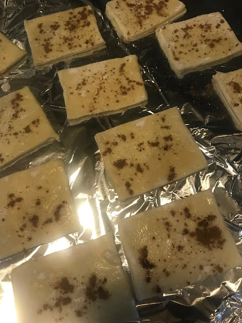 Sprinkle lightly with pumpkin pie spice and arrange on the prepared baking sheet