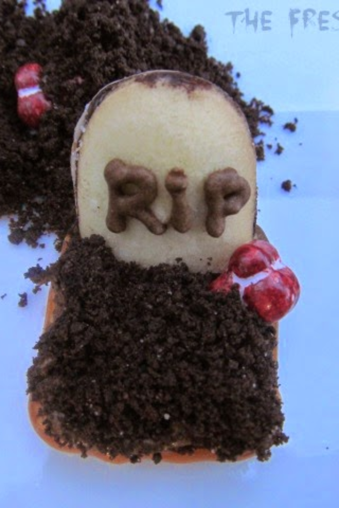 The image shows Halloween-Dirt-Cake ready to serve