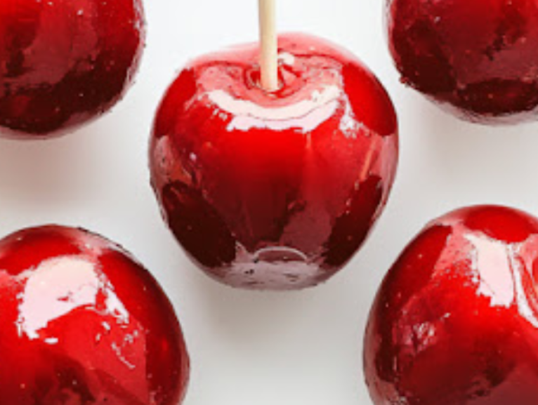 The image shows candy apples ready to serve